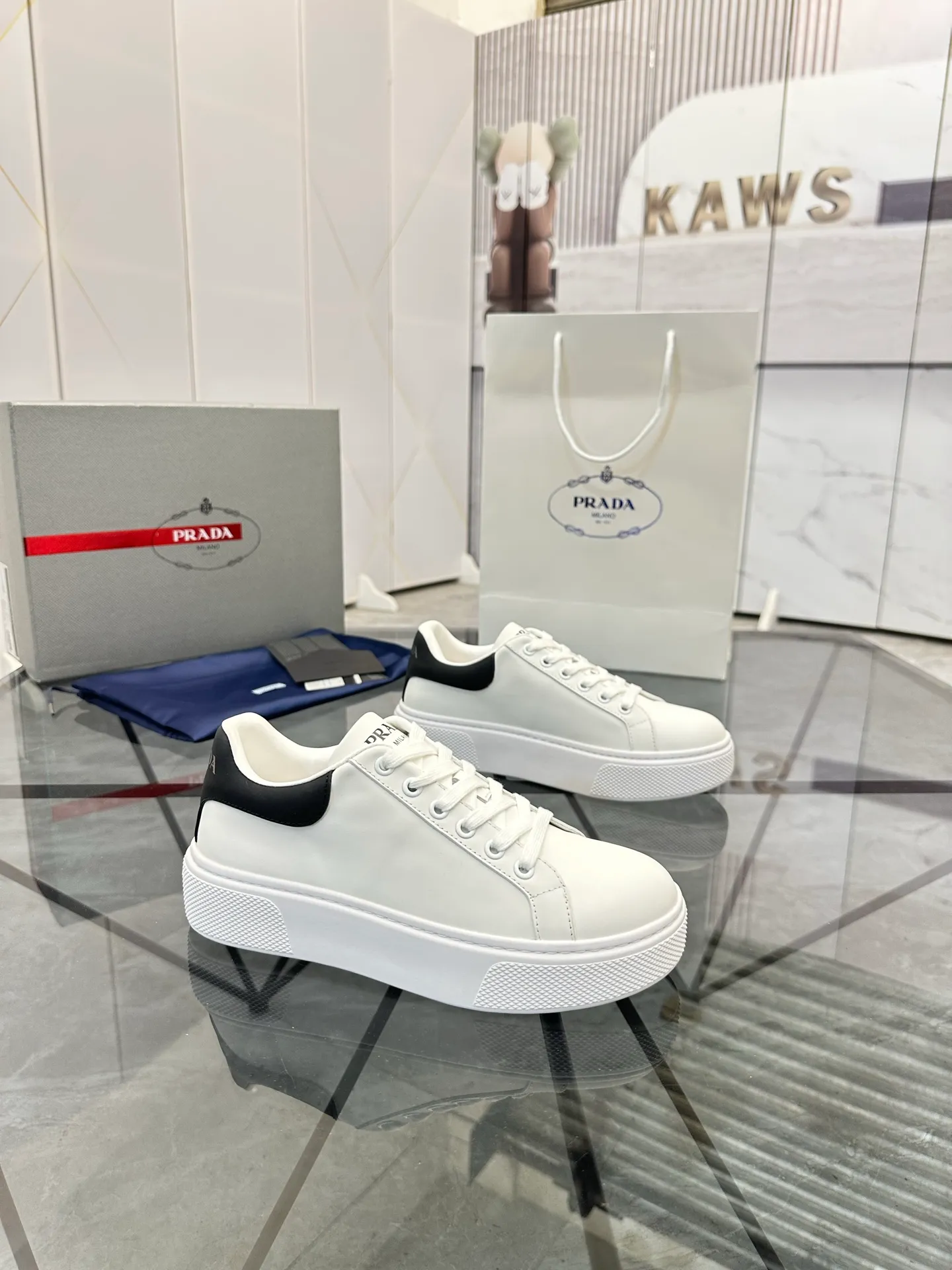 Men's shoes for sale 💰: 💰P520¥ High-end top quality Product trademark: Prada *"Prada*" low-top casual shoes Regular size: 35-45 (can be customized to 46) Couple style Product materials: imported first-layer cowhide leather upper, water-dyed sheep lining, original ultra-light foam outsole. No.: H201
